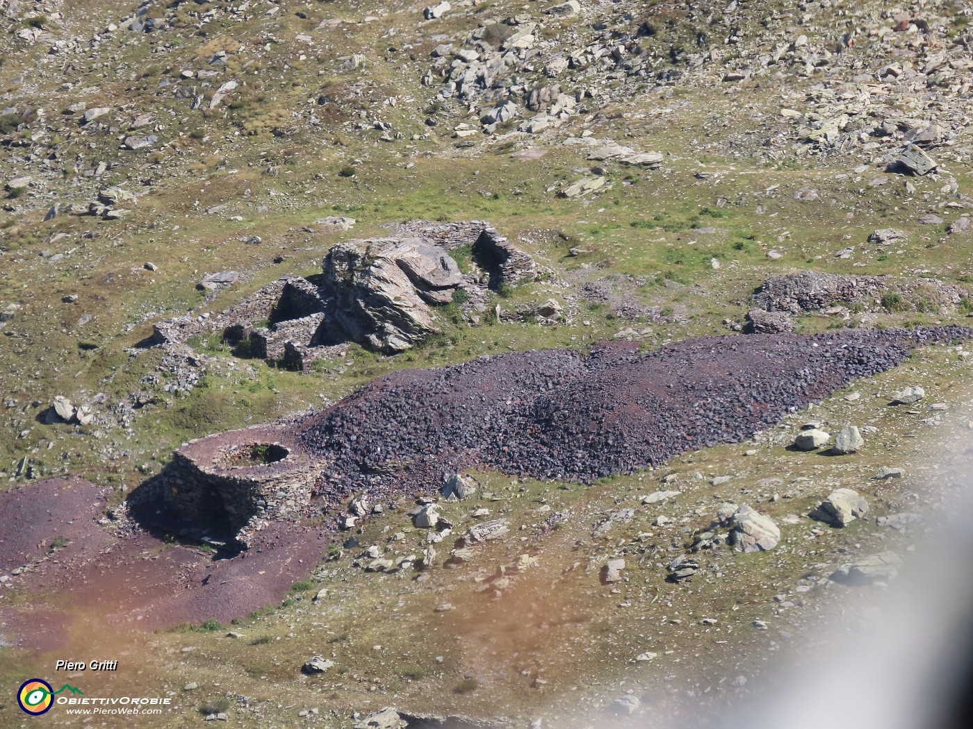 22 Zoom su vecchio forno fusore posto alla testata della val Venina..JPG